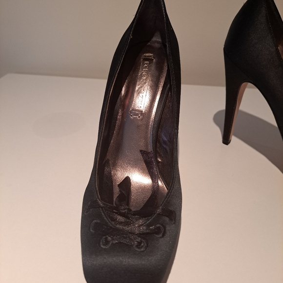 BCBG HEELS. - Picture 4 of 7